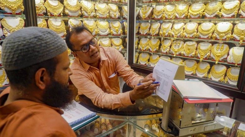 টানা দুই দফা বড় পতনে তলানিতে ঠেকল স্বর্ণের দাম