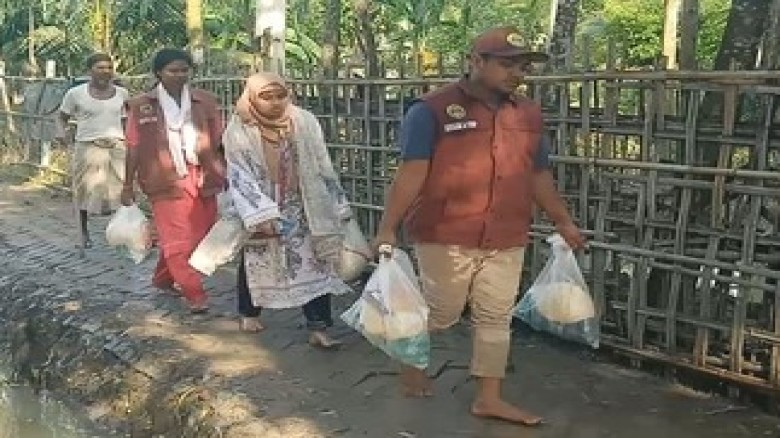 বাঁশখালীতে বন্যাদুর্গত ৪০০ পরিবারে আনসার-ভিডিপির ত্রাণ