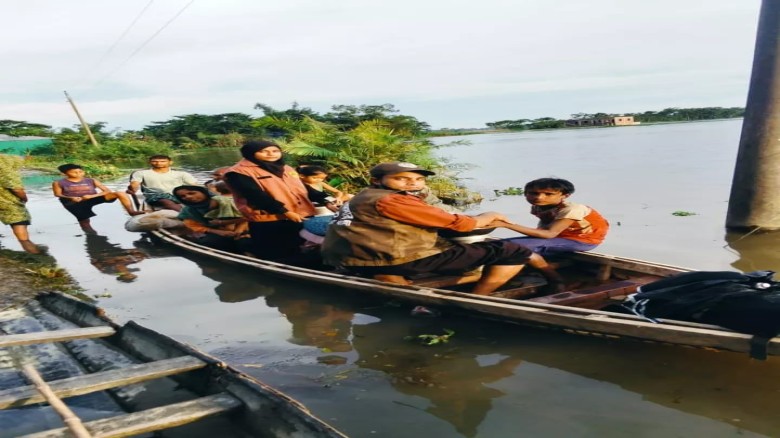 সুনামগঞ্জে বন্যাদুর্গতদের উদ্ধার ও ত্রাণে আনসার-ভিডিপি