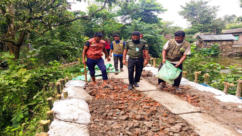 সাগরদাঁড়ীতে আনসার-ভিডিপির উদ্যোগে রাস্তা সংস্কার, জনজীবনে স