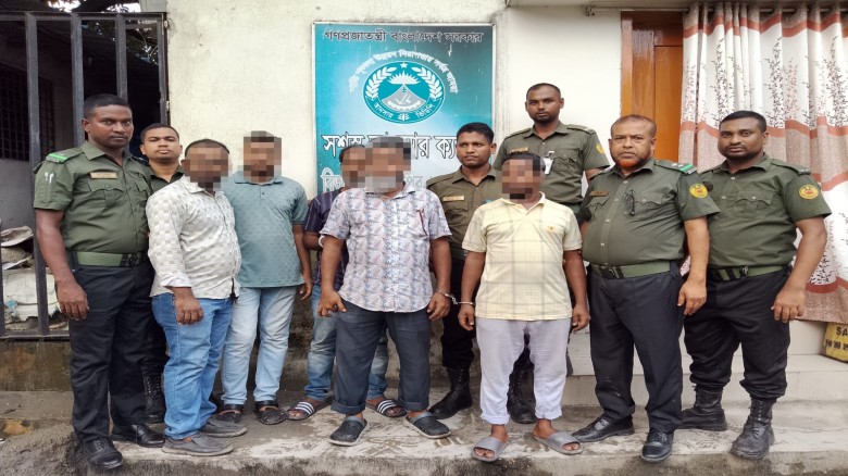 আনসারের অভিযানে বিআরটিএ-তে দালালচক্রের ৫ সদস্য আটক, বিভিন্ন 