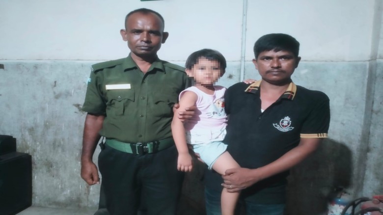 ঢামেক হাসপাতালে আনসারের মানবিক তৎপরতা: ৪ বছরের বাকপ্রতিবন্ধী