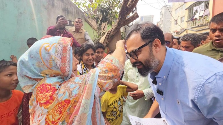 ভোটারদের প্রভাবিত করতে উপহার বিতরণের অভিযোগ আমিনুল হকের