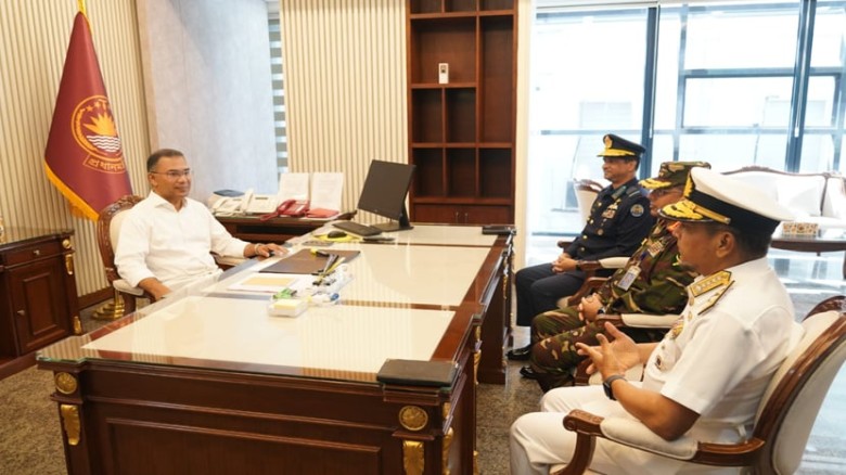 প্রধানমন্ত্রীর সঙ্গে তিন বাহিনী প্রধানের সাক্ষাৎ