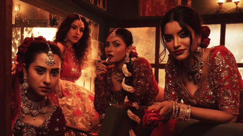 চার নায়িকার সাজে আভিজাত্য, চোখেমুখে রহস্য!