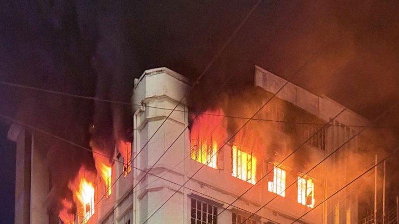 মিরপুরে বহুতল ভবনে আগুন