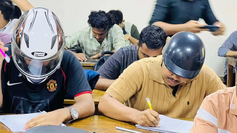 জবিতে হেলমেট পরে পরীক্ষা দিচ্ছেন শিক্ষার্থীরা