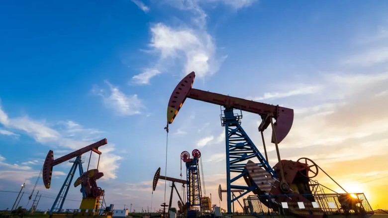 ৭০-এর দশকেও বিশ্ব দেখেছিল তেল সংকট, এবার কী অপেক্ষা করছে?