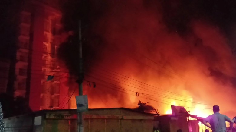 ঢাকা-নারায়ণগঞ্জ লিংক রোডে ভয়াবহ আগুন