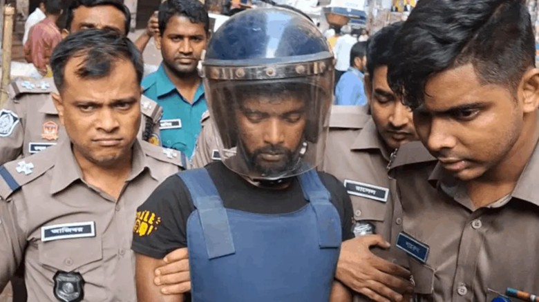 রায় ঘোষণার সময় কাঠগড়ায় দোয়া পড়ছিলেন সোহেল