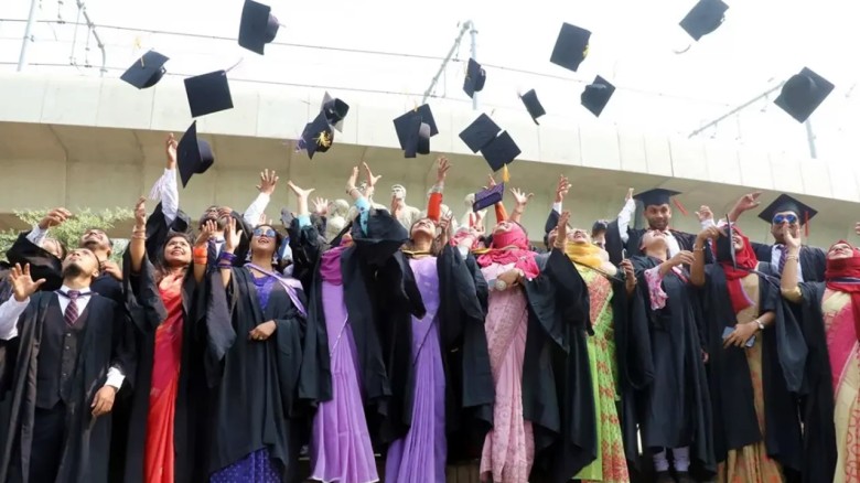 স্নাতক পর্যন্ত বিনামূল্যে মেয়েদের পড়াশোনা