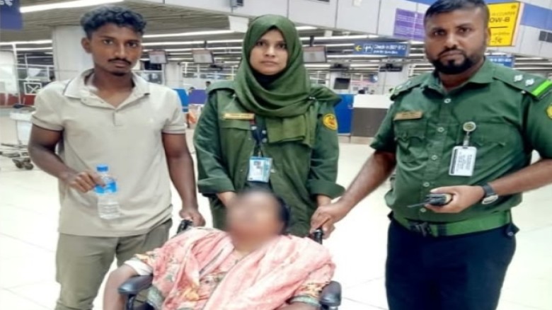 বিদায়ের মুহূর্তে অসুস্থ হয়ে পড়ে গেলেন একজন মা, পাশে দাঁড়ালেন আনসার সদস্যরা...