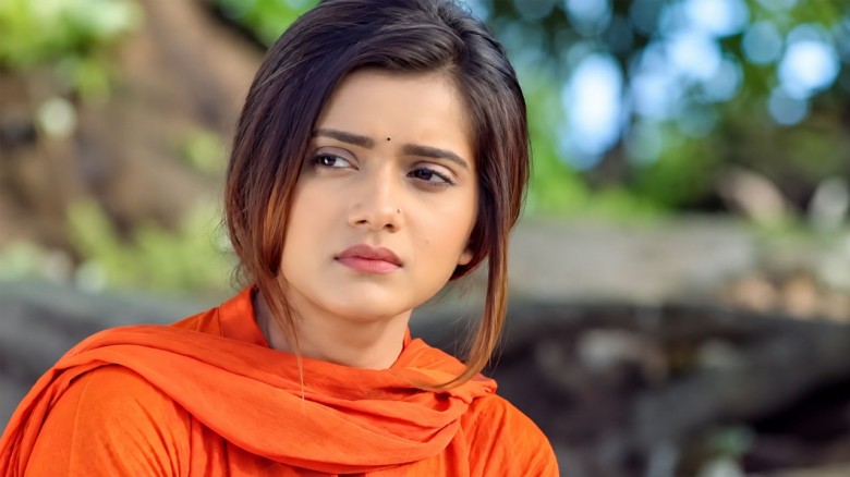 ভয়াবহ সড়ক দুর্ঘটনার কবলে তানজিন তিশা, দুমড়েমুচড়ে গেল গাড়ি