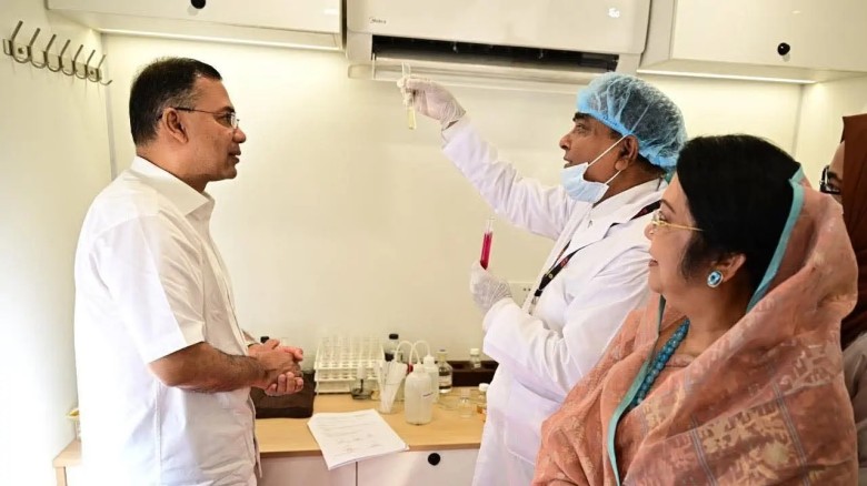 নিরাপদ খাদ্য পরীক্ষার ভ্রাম্যমাণ ল্যাব পরিদর্শন করলেন প্রধান