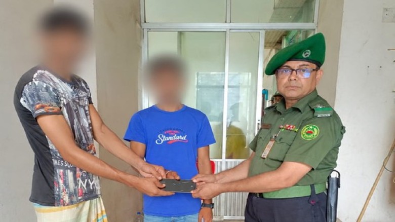 গাজীপুরে আনসারের তৎপরতায় চুরি হওয়া মোবাইল উদ্ধার, আটক ১...