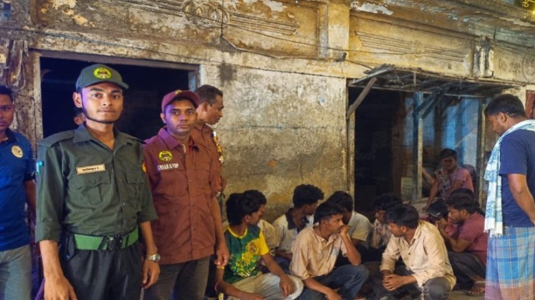 যশোরে পূজামণ্ডপে কিশোর গ্যাংয়ের সংঘর্ষ প্রতিরোধে আনসার-ভিডিপ