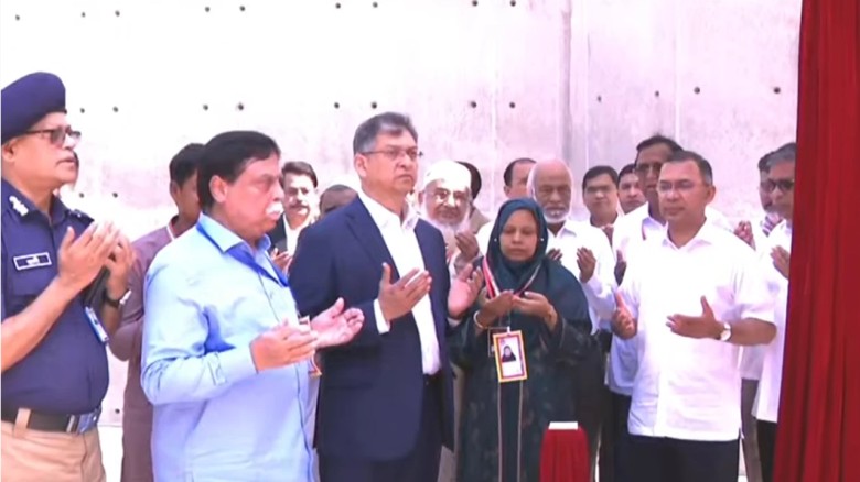 ওসমানী উদ্যানে ‘জুলাই স্মৃতিস্তম্ভ’ উদ্বোধন করলেন প্রধানমন্ত